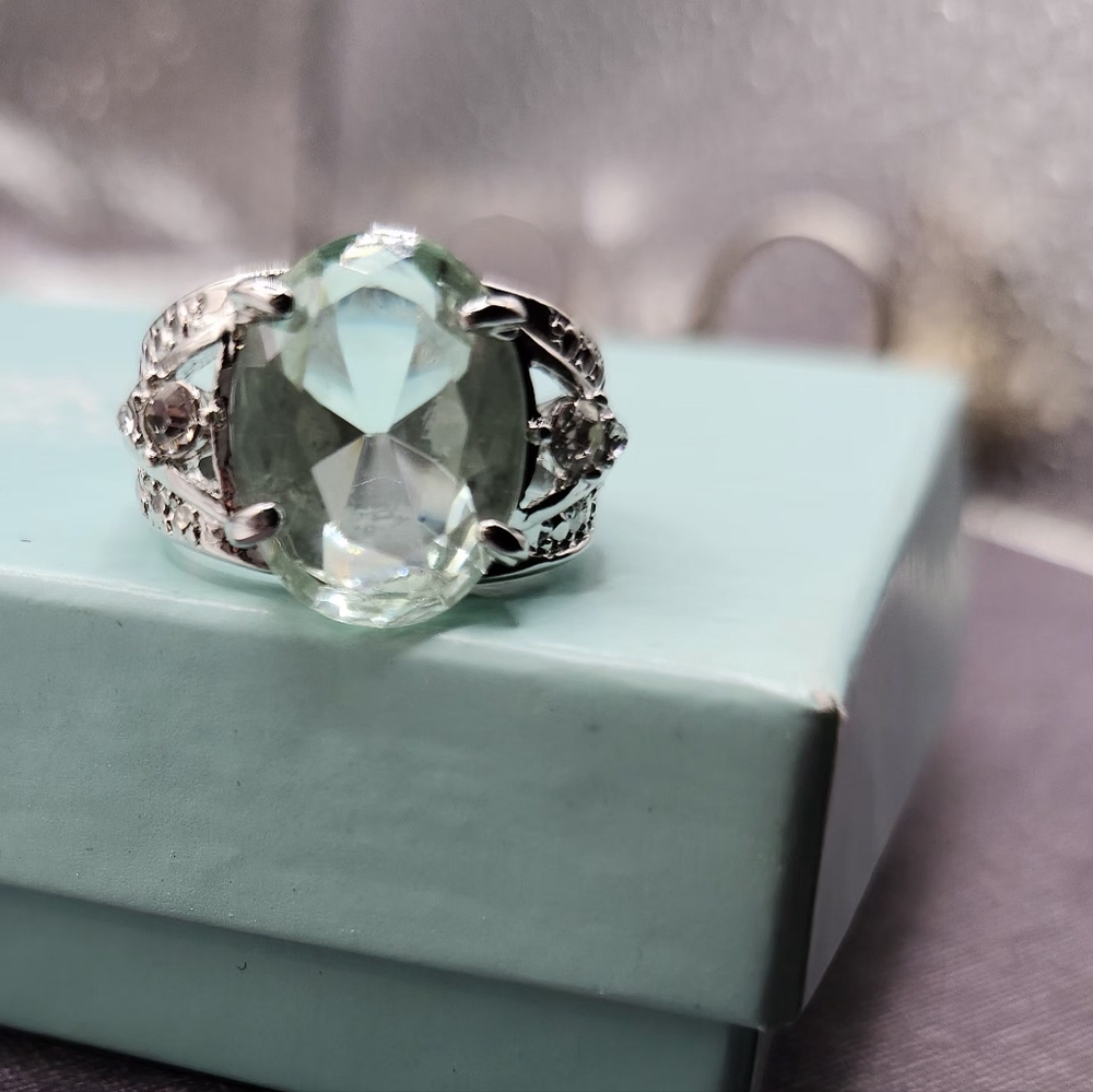 Elegant Silver and Green Gemstone Ring Size 8